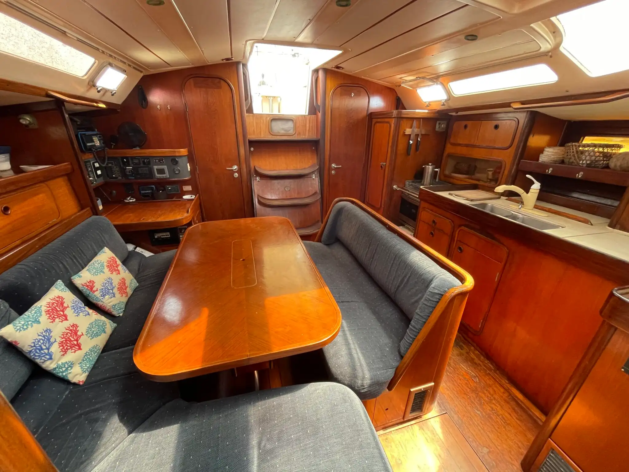 sailboat-sanblas-inner-yatch-dinner-room