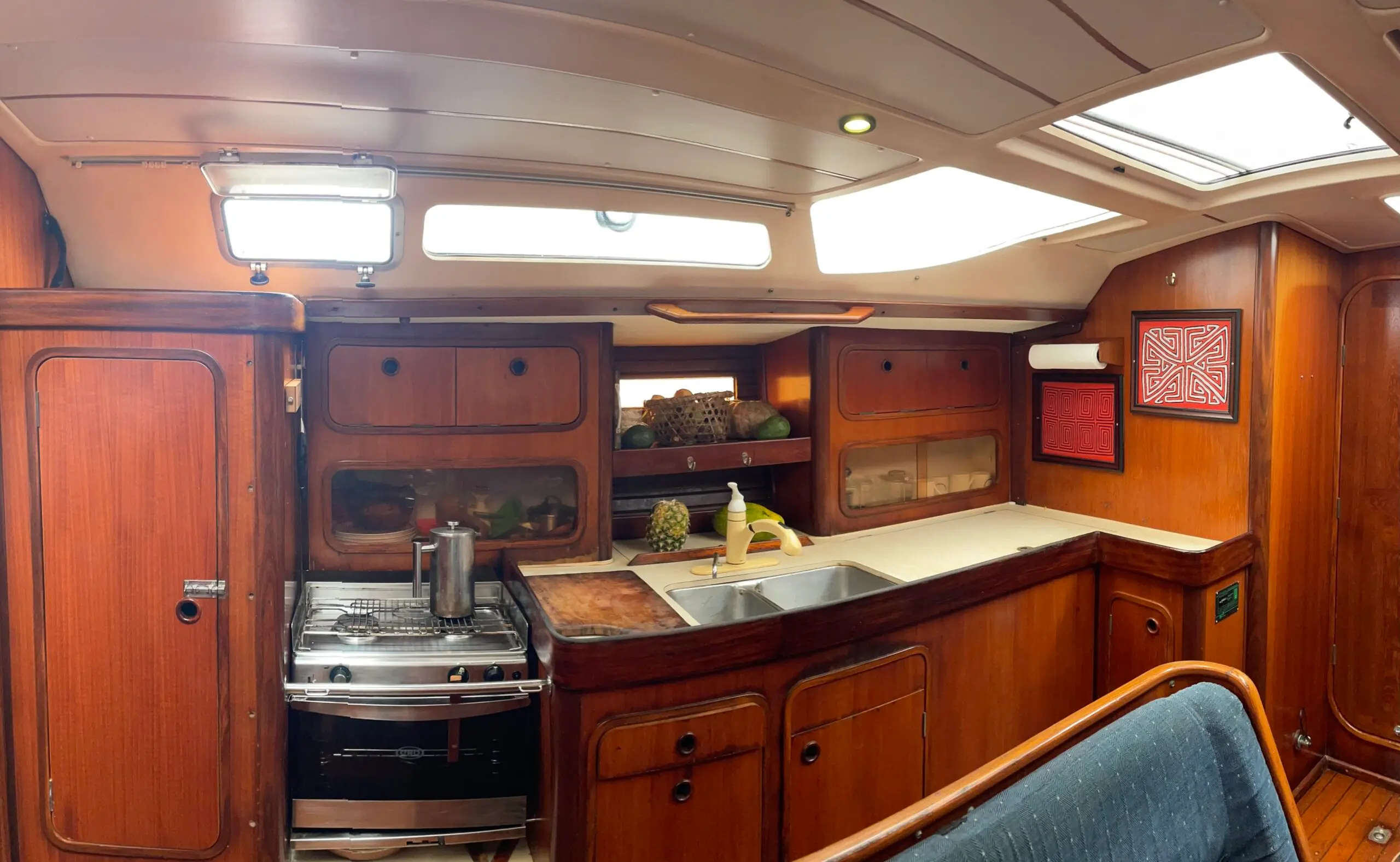 sailboat-sanblas-inner-yatch-kitchen