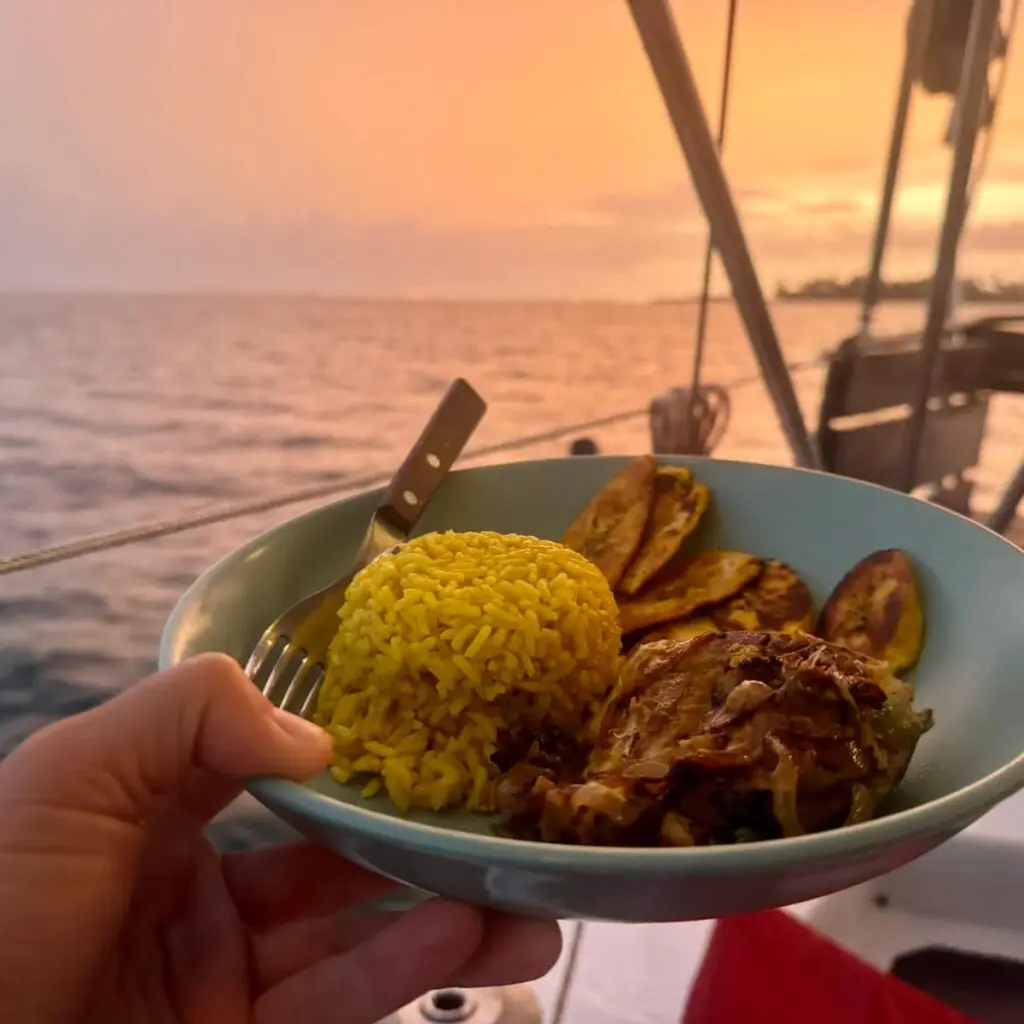 sailboat-sanblas-outdoor-yatch-island-panama-sailing-food